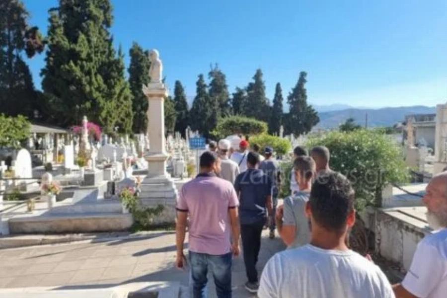 Ανείπωτη θλίψη στο τελευταίο “αντίο”: Δραματικές στιγμές στην κηδεία της 4χρονης που έχασε την ζωή της από πείνα και δίψα