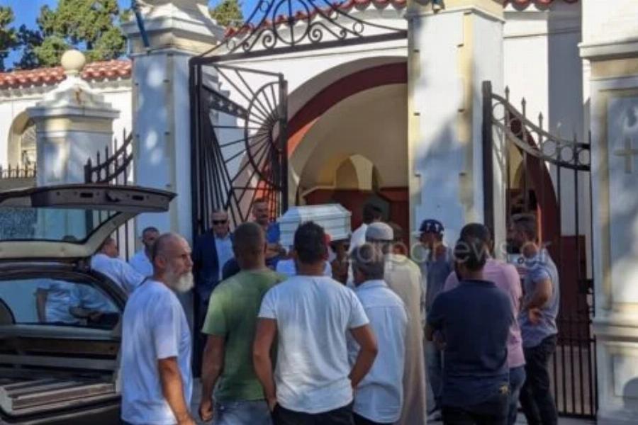 Ανείπωτη θλίψη στο τελευταίο “αντίο”: Δραματικές στιγμές στην κηδεία της 4χρονης που έχασε την ζωή της από πείνα και δίψα