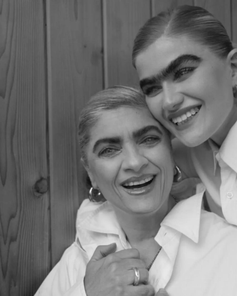 Σαν δύο σταγόνες νερό: Ίδια μάτια, ίδια φρύδια, η εκπληκτική ομοιότητα της Σοφίας Χατζηπαντελή με την μητέρα της