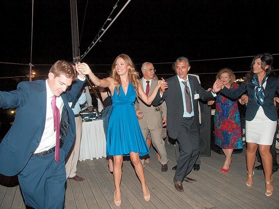 Η τελετή γάμου Χρουσαλά-Πατίτσα που άφησε ιστορία: Η πρωτότυπη δεξίωση και η διασκέδαση στο θωρηκτό Αβέρωφ