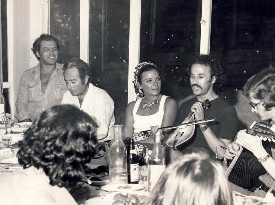 Νίκος Ξυλούρης: Το προφητικό τραγούδι, το κορίτσι που έκλεψε από πλούσια οικογένεια, ο καρκίνος και το τραγικό τέλος στα 43