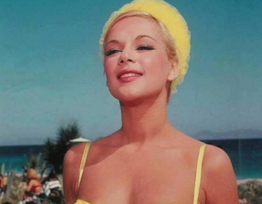 Η συλλεκτική φωτογραφία της Αλίκης Βουγιουκλάκη με μαγιό – Έτσι ήταν το σώμα της χωρίς ρετούς