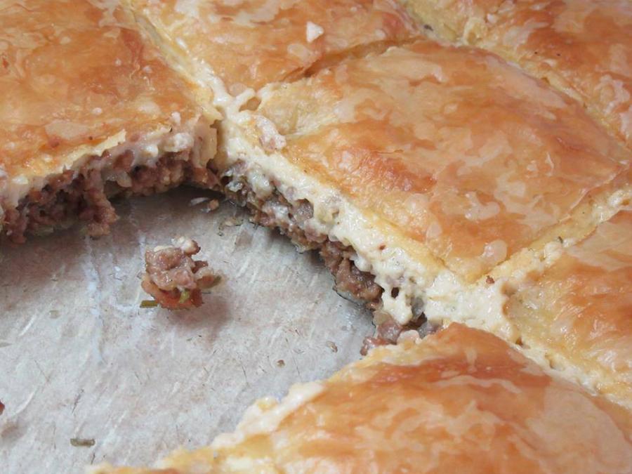 Του ονείρου: Η κρεατόπιτα με μπεσαμέλ και μπέικον που θα φτιάχνεις συνέχεια