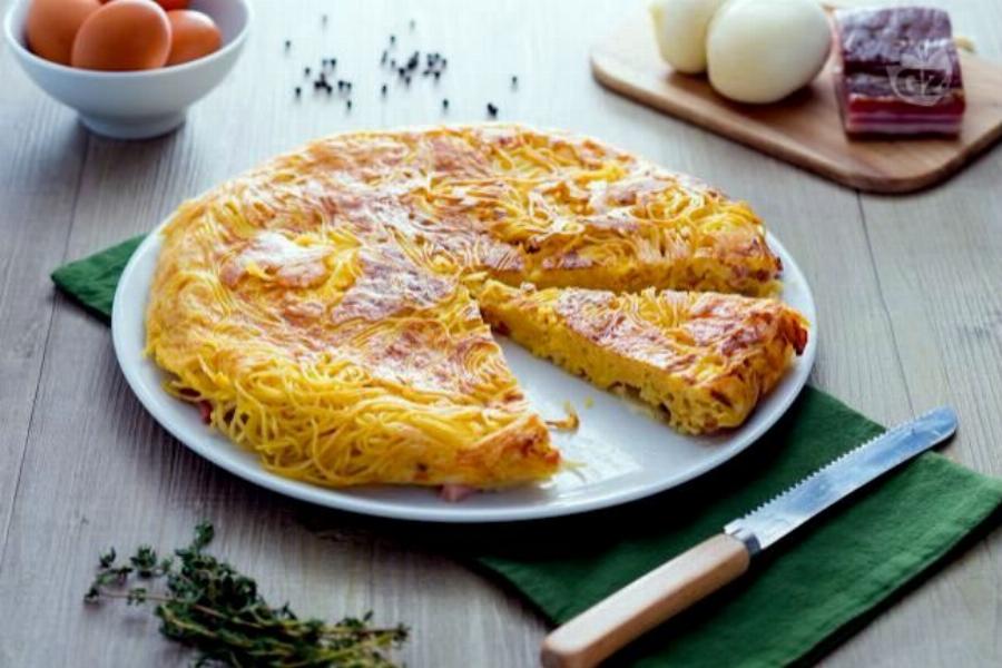 Μπουκιά και συχώριο: Η συνταγή με αυγά για γρήγορη μακαρονάδα ομελέτα στο πι και φι με μακαρόνια που περίσσεψαν