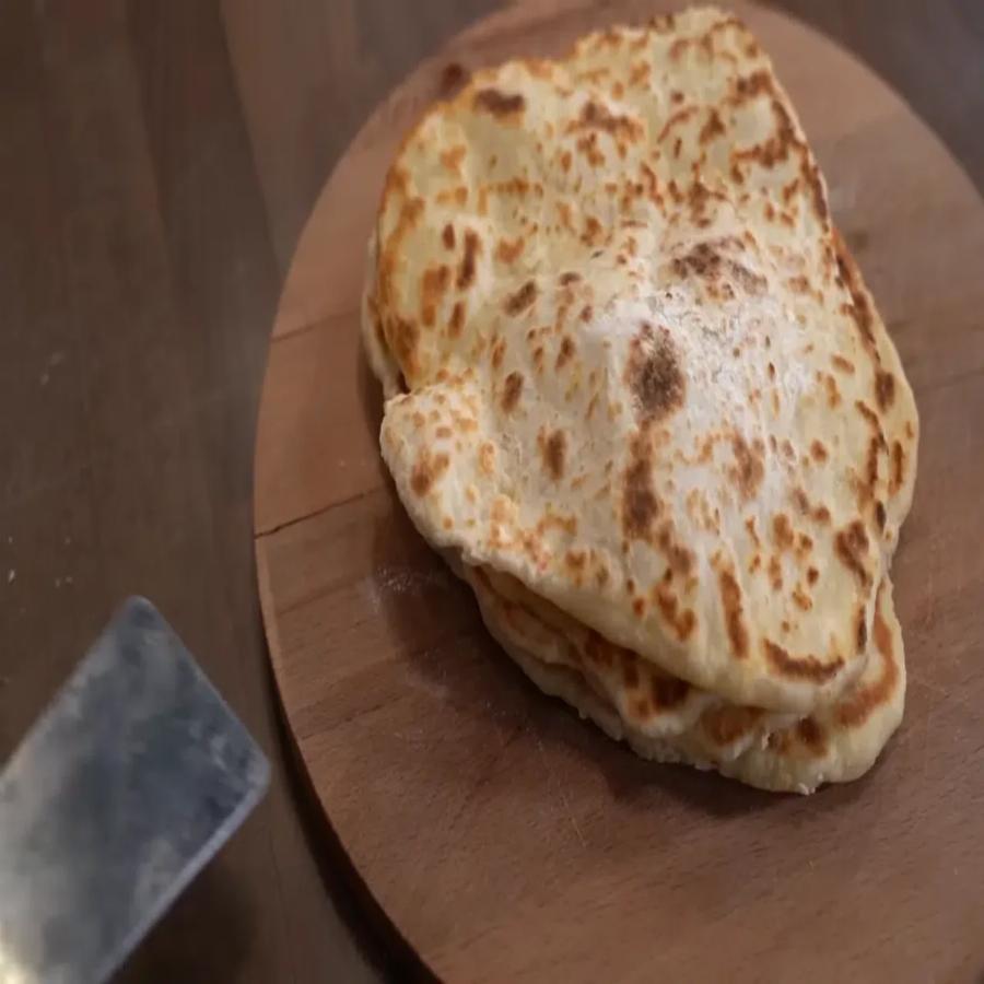 Αφράτες και λαχταριστές πίτες: Η παραδοσιακή συνταγή, έτοιμες σε 5 λεπτά – χωρίς φούρνο, χωρίς μαγιά