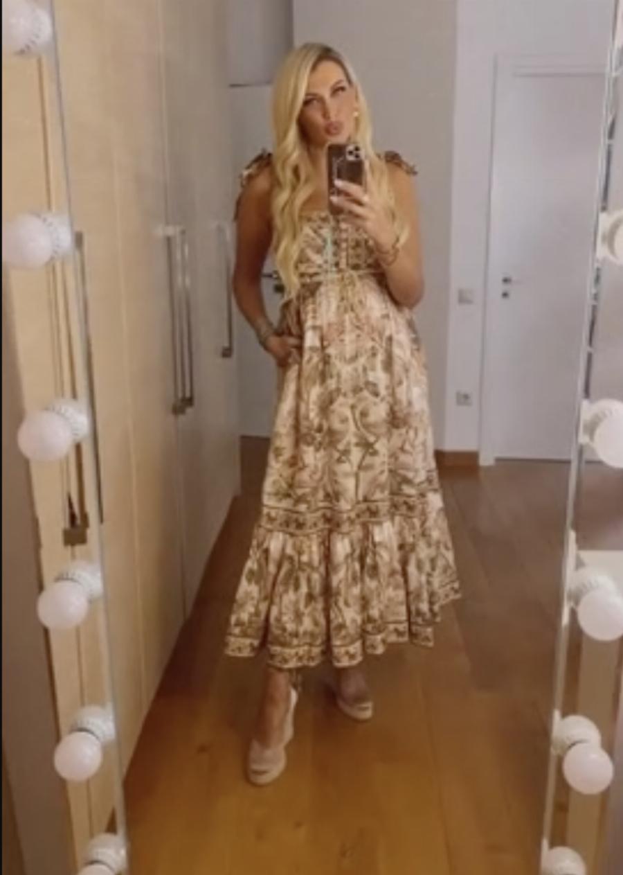 Καλεσμένη η Κωνσταντίνα Σπυροπούλου σε βάφτιση: Φρόντισε η κοιλιά της να περάσει απαρατήρητη