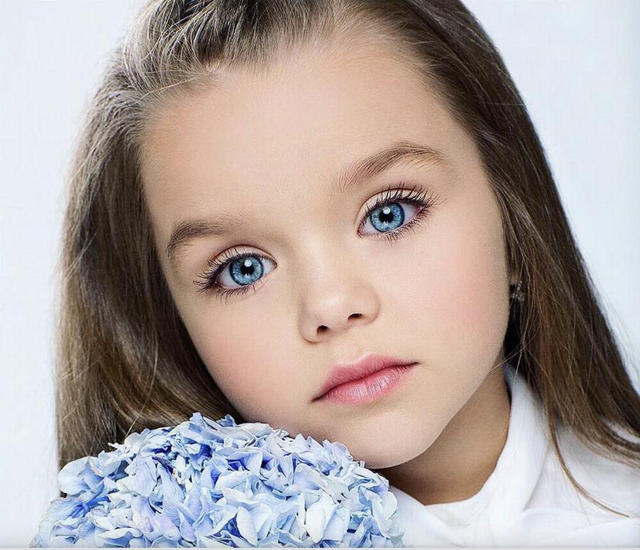 6χρονη από τη Pωσία που θεωρείται το πιο όμορφο κορίτσι στον κόσμο και εντυπωσιάζει με την ομορφιά της