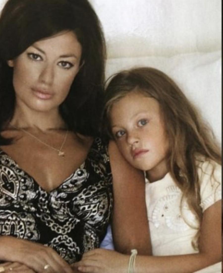 Η κόρη της Δωροθέας Μερκούρη πήρε από την μητέρα της: Η Ηλέκτρα Σρεγκεχοϊντ, μεγάλωσε και πήρε τα μάτια και τη γοητεία της