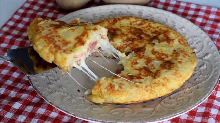 Με άρωμα Ιταλίας: Η viral συνταγή για πατατοβόμβα στο τηγάνι με αλλαντικά και τυρί