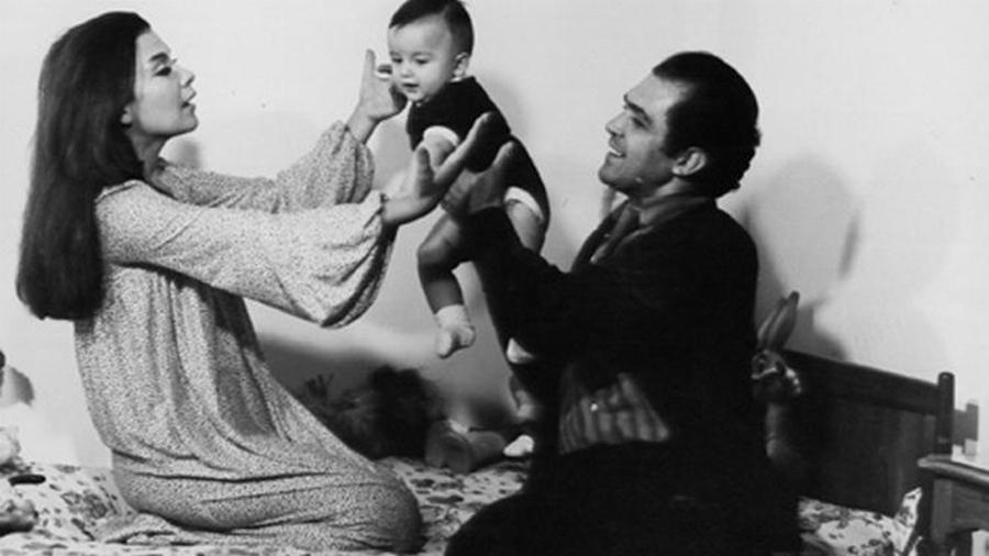 Τζένη Καρέζη: Το πραγματικό όνομα, η αγάπη για την μπιρίμπα, τα χρόνια στη φυλακή και η σχέση με την Βουγιουκλάκη