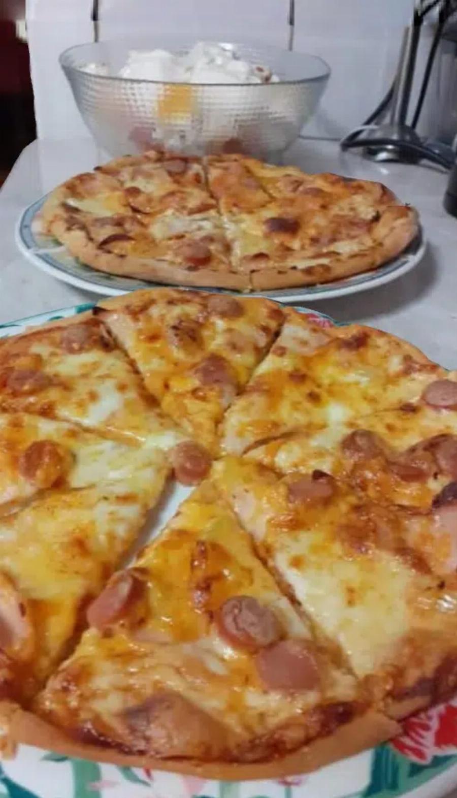 Η πιο λαχταριστή συνταγή τώρα που φθινοπωριάζει: Φανταστικές πίτσες για το βράδυ μαζί με υπέροχη πατατοσαλάτα