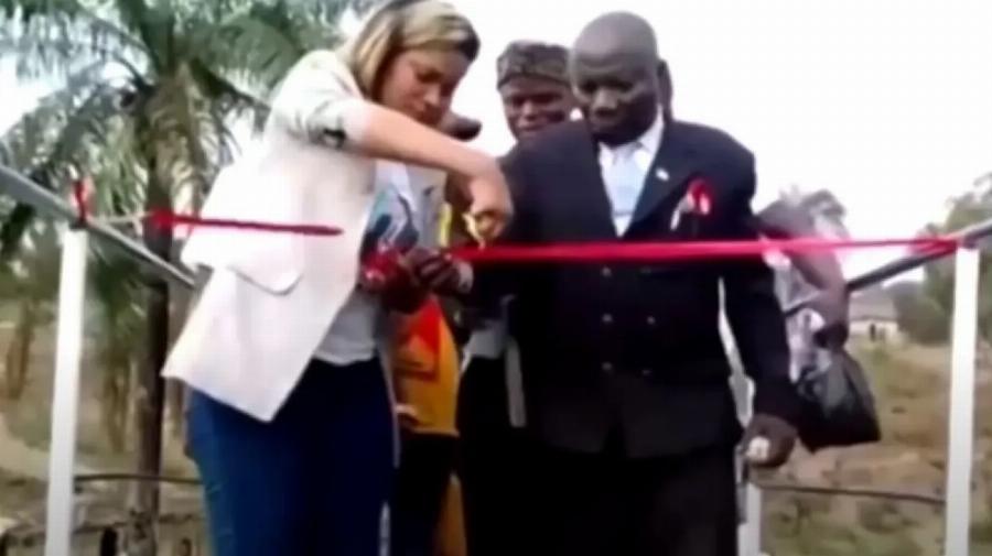 Στο Κονγκό έχασαν την γη κάτω από τα πόδια τους: Γέφυρα καταρρέει την ώρα που κόβουν… την κορδέλα των εγκαινίων