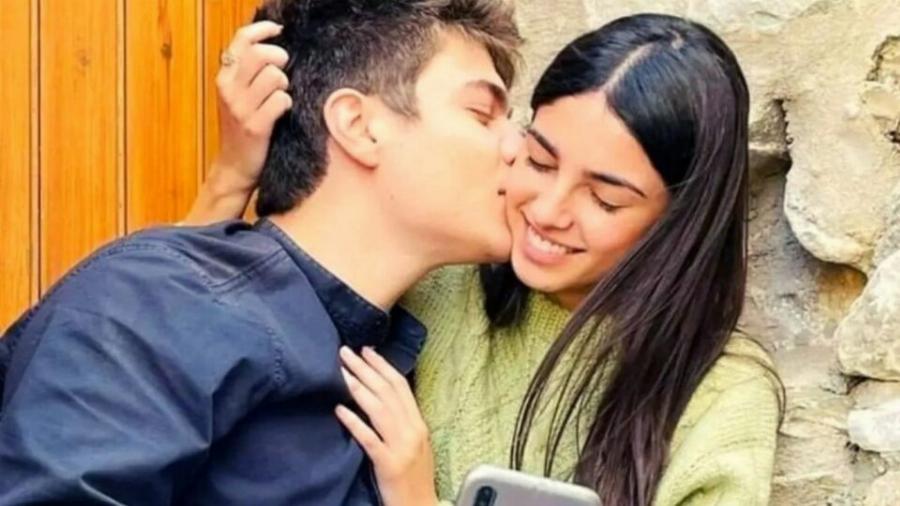 Το καυτό φιλί και η τρυφερή αγκαλιά: Ο Διονύσης Παπανδρέου και η Ιφιγένεια Τζόλα σε βραδινή έξοδο λίγο πριν την πρεμιέρα της “Γης της Ελιάς”