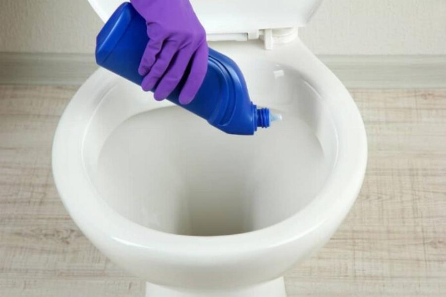Εύκολα, γρήγορα και οικονομικά: Το ισχυρό σπιτικό καθαριστικό που κάνει τη λεκάνη της τουαλέτας να λάμπει χωρίς τρίψιμο και χημικά