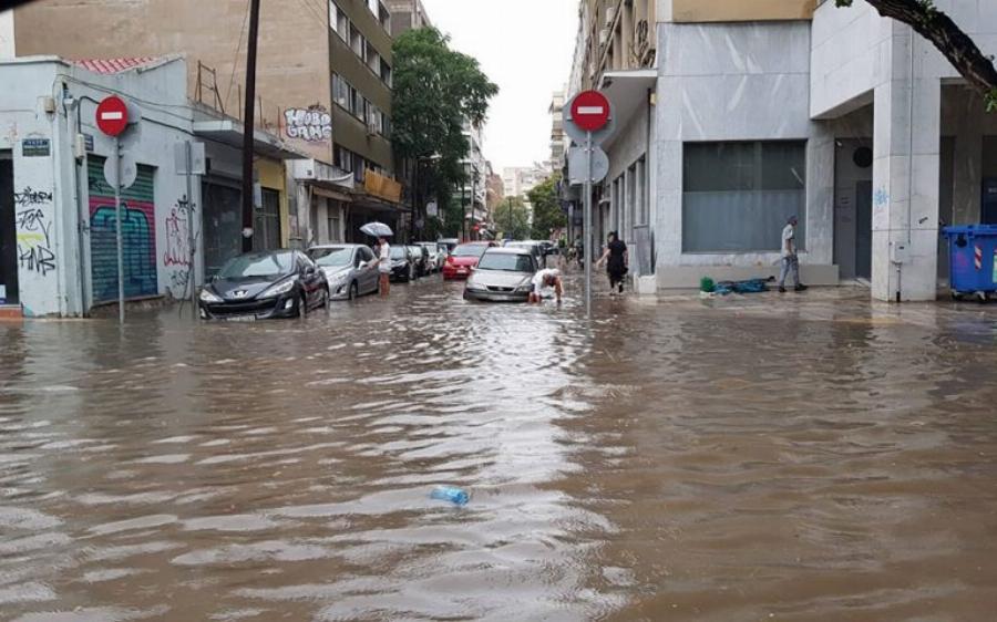 Με μάσκα και βατραχοπέδιλα στη Θεσσαλονίκη: Έκανε μακροβούτι σε πλημμυρισμένο σπίτι για να βρει το τσίπουρο