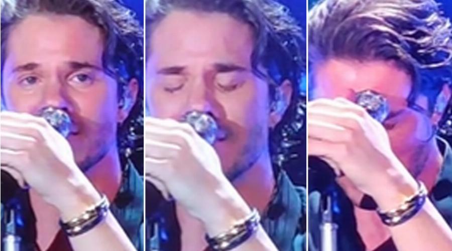 “Πως τα φέρνει η ζωή…”: Ξέσπασε σε κλάματα πάνω στη σκηνή ο Νίκος Οικονομόπουλος στη συναυλία του στην Πάτρα