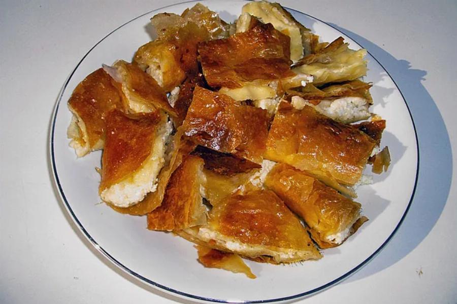 Σκέτη μούρλια: Μπουγάτσα από τις Σέρρες με φέτα και σιμιγδάλι με την πιο εύκολη συνταγή