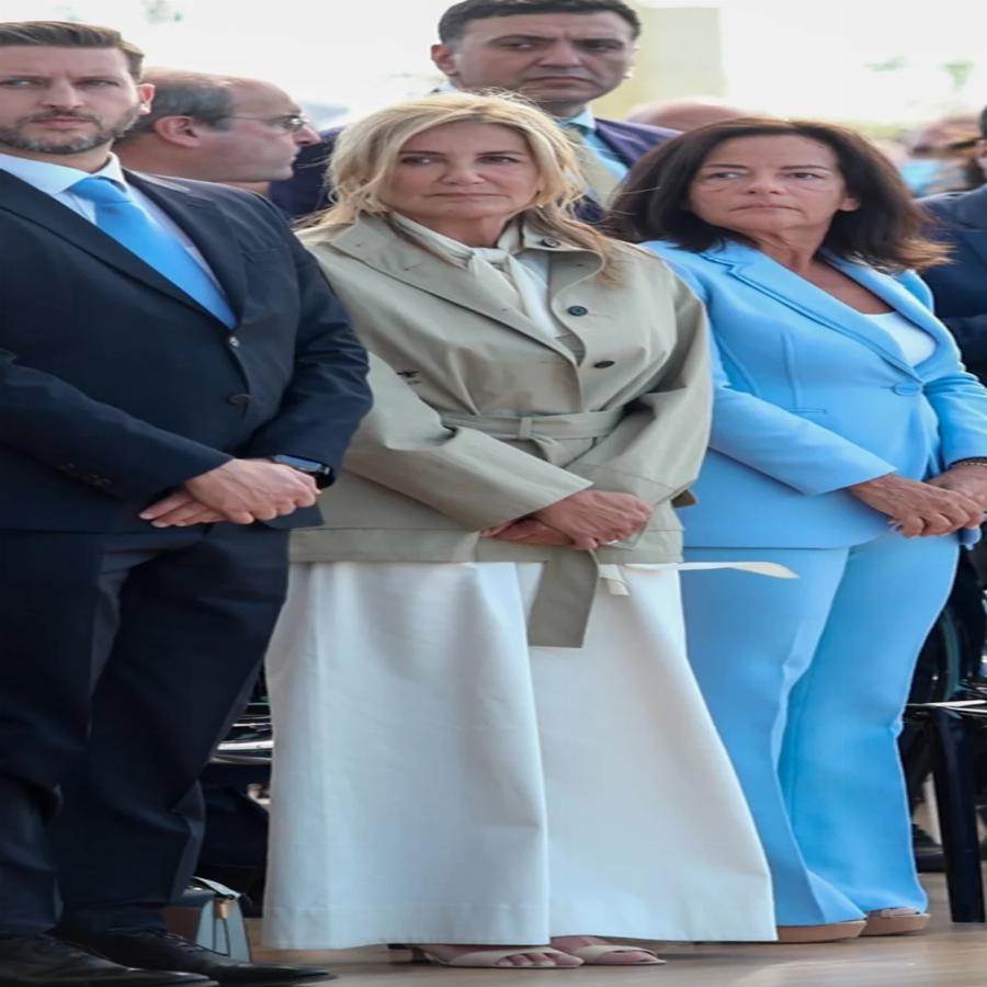 Η πιο στυλάτη της Ελλάδας: H Μαρέβα Μητσοτάκη με πέδιλα και τζάκετ καπαρντίνα τράβηξε τα βλέμματα πάνω της