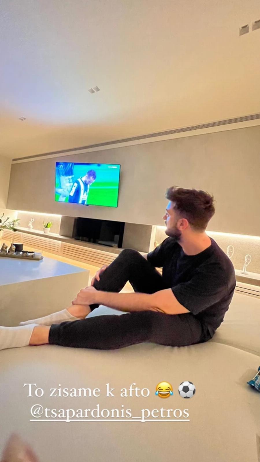 Το πιο όμορφο σαλόνι, είναι αυτό της Ελένης Φουρέιρα: Ο τεράστιος λευκός καναπές, οι μπεζ τοίχοι και η μίνιμαλ διακόσμηση