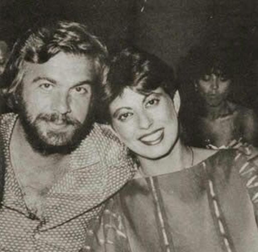 Λάκης Κομνηνός: Οι γυναίκες που σημάδεψαν τη ζωή του, το ακραίο σκηνικό με θαυμάστρια και ο γιος που πήρε τη γοητεία του