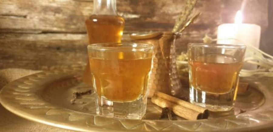 Τρεις συνταγές για σπιτικό ρακόμελο: Το ιδανικό ρόφημα για τον χειμώνα και οι ασθένειες που καταπολεμά