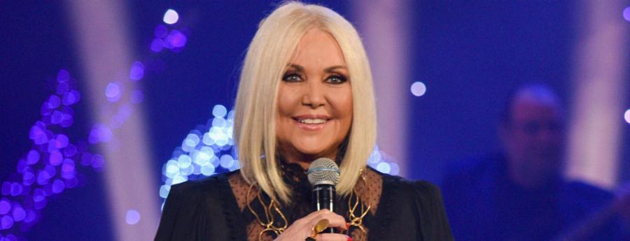 Έκλεψε όλα τα βλέμματα: Η Ρούλα Κορομηλά στα 65 της ανανεωμένη σε μια σπάνια εμφάνιση στο Ηρώδειο