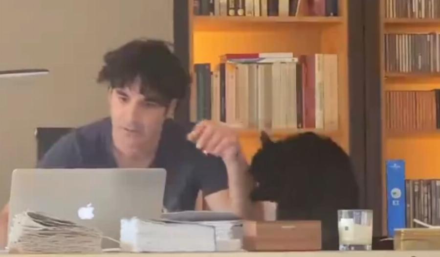 Ατμοσφαιρικό και χουχουλιάρικο: Το σπίτι του Χριστόφορου Παπακαλιάτη είναι βγαλμένο από τις σειρές του