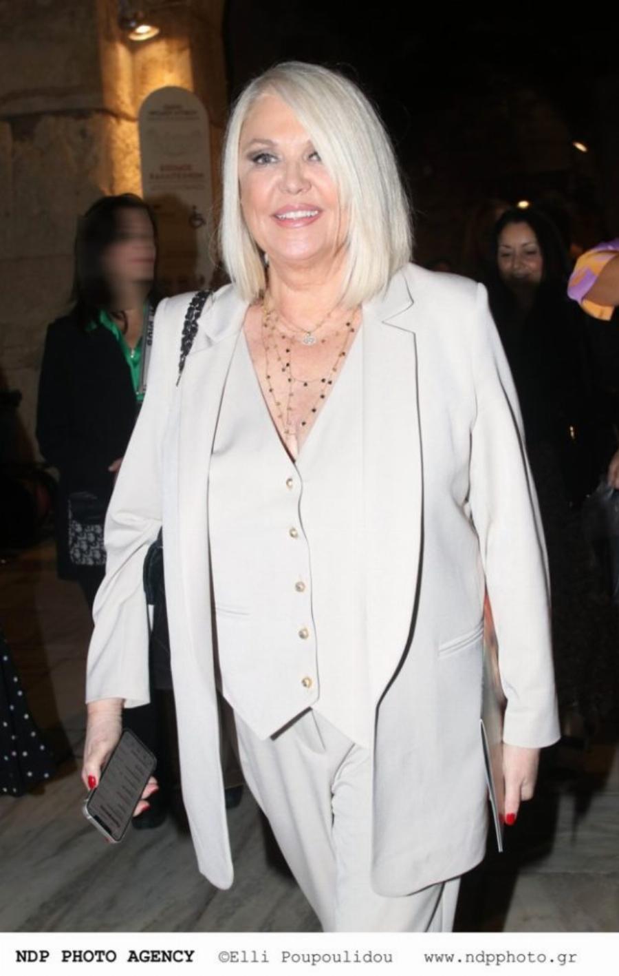 Έκλεψε όλα τα βλέμματα: Η Ρούλα Κορομηλά στα 65 της ανανεωμένη σε μια σπάνια εμφάνιση στο Ηρώδειο
