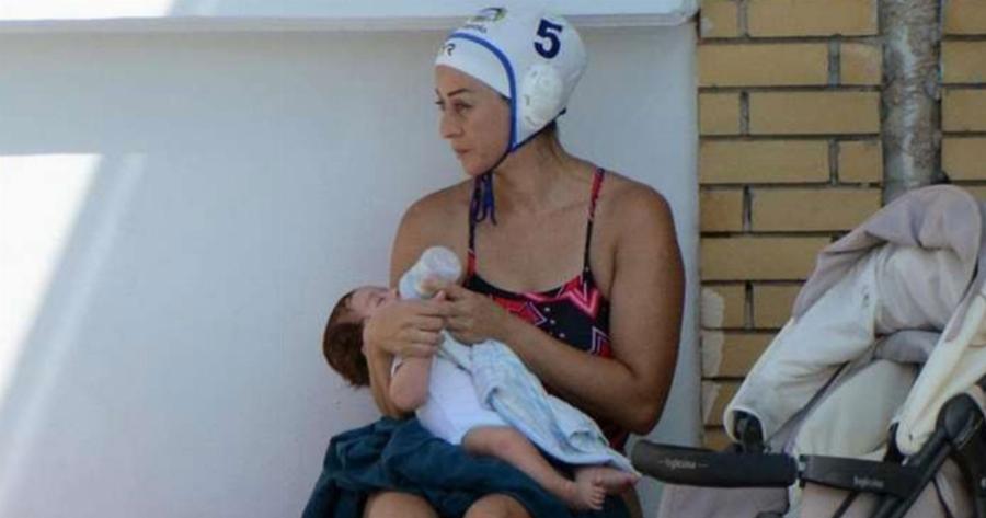 Η αγάπη της μάνας: Η φωτογραφία της χρονιάς τραβήχτηκε στο κολυμβητήριο των Χανίων