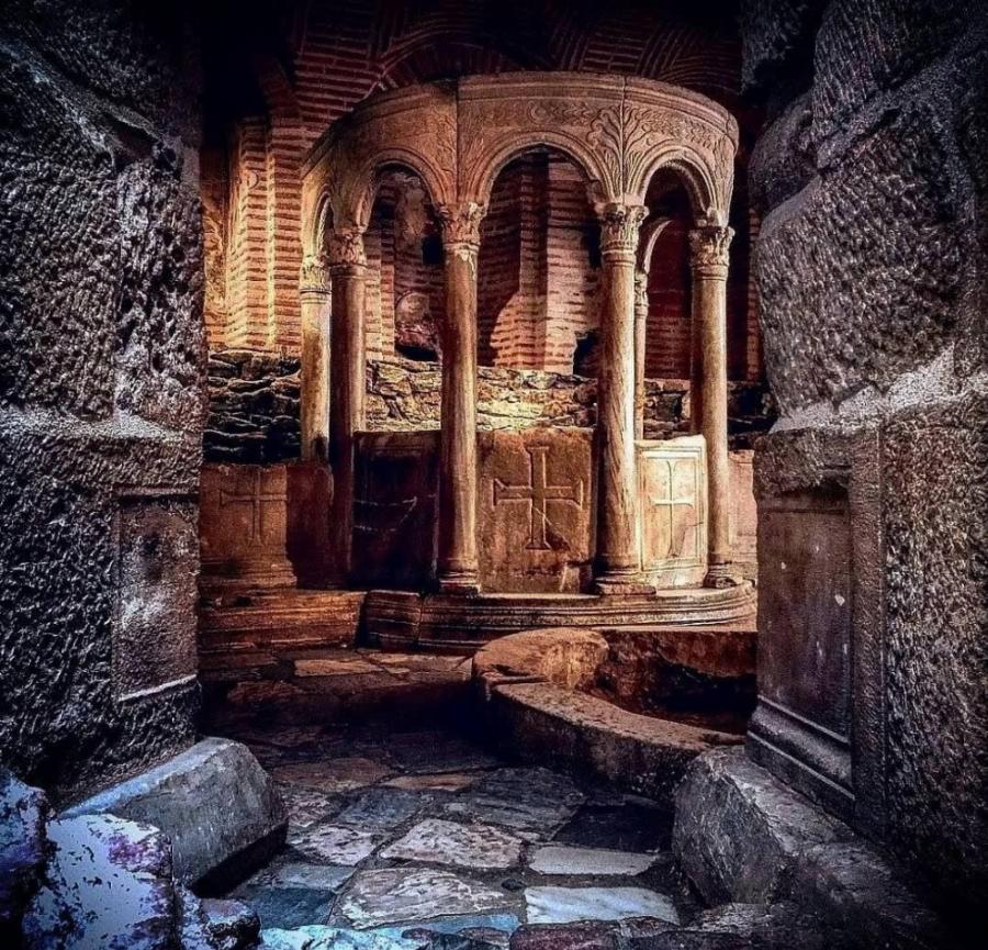 Άγιος Δημήτριος ο Μυροβλύτης: Ο Ιερός Ναός, η Κρύπτη με τις στοές και τους διαδρόμους και η ιστορία της μεγάλης εορτής