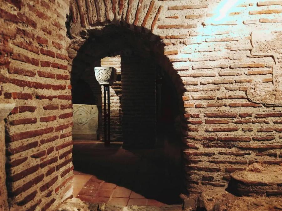 Άγιος Δημήτριος ο Μυροβλύτης: Ο Ιερός Ναός, η Κρύπτη με τις στοές και τους διαδρόμους και η ιστορία της μεγάλης εορτής