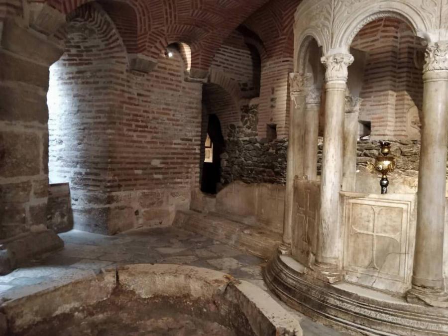 Άγιος Δημήτριος ο Μυροβλύτης: Ο Ιερός Ναός, η Κρύπτη με τις στοές και τους διαδρόμους και η ιστορία της μεγάλης εορτής