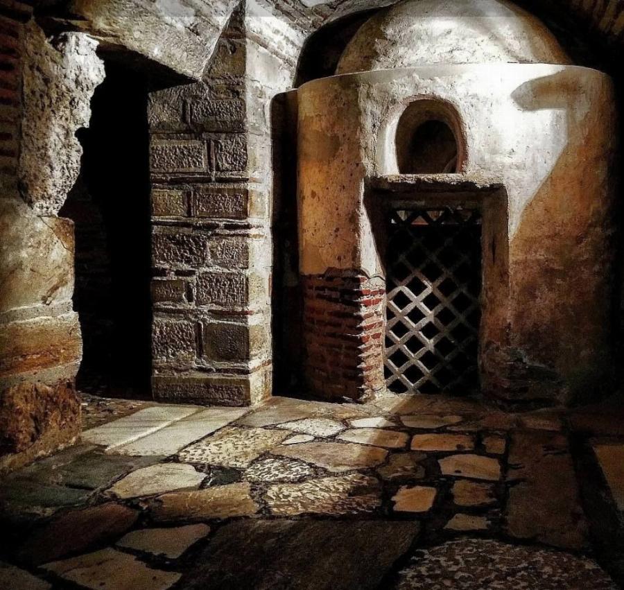 Άγιος Δημήτριος ο Μυροβλύτης: Ο Ιερός Ναός, η Κρύπτη με τις στοές και τους διαδρόμους και η ιστορία της μεγάλης εορτής