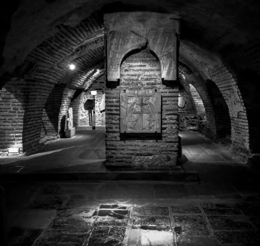 Άγιος Δημήτριος ο Μυροβλύτης: Ο Ιερός Ναός, η Κρύπτη με τις στοές και τους διαδρόμους και η ιστορία της μεγάλης εορτής