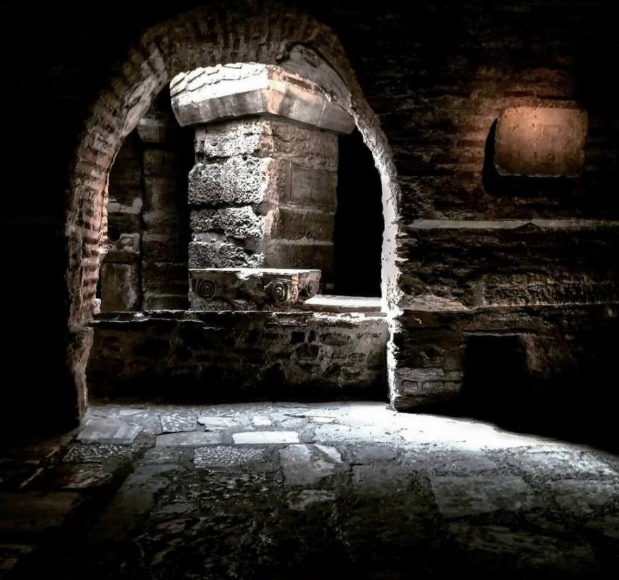 Άγιος Δημήτριος ο Μυροβλύτης: Ο Ιερός Ναός, η Κρύπτη με τις στοές και τους διαδρόμους και η ιστορία της μεγάλης εορτής