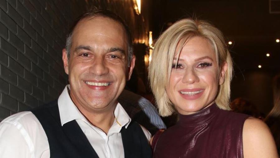 Με κατάμαυρα μαλλιά και γυμνασμένο σώμα: Άλλος άνθρωπος ο Κρατερός Κατσούλης, δεν θα τον γνώριζε ούτε η Καραβάτου