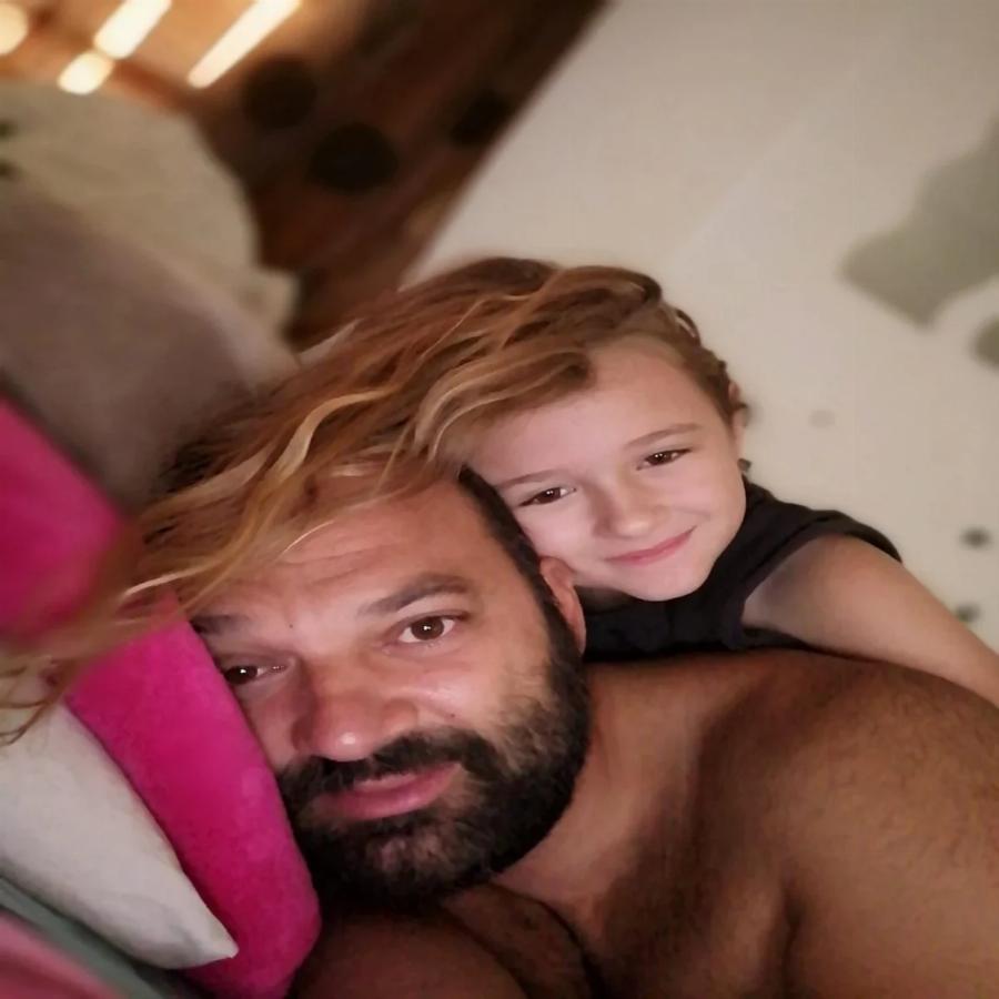 Ραγίζει καρδιές ο πατέρας της 7χρονης Παναγιώτας που έσβησε: «Όταν χάνεις το παιδί σου πεθαίνεις κι εσύ μαζί του»