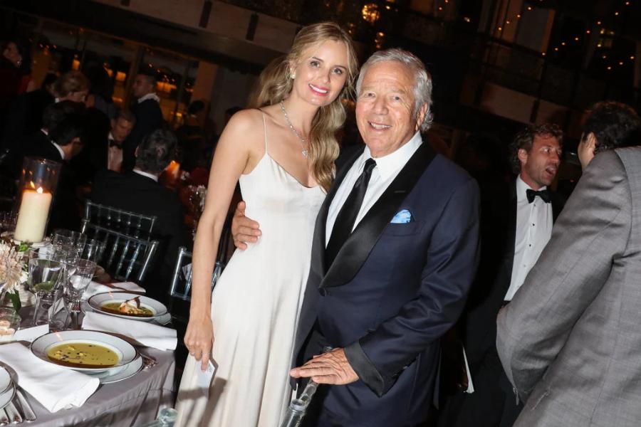 Κεραυνοβόλος έρωτας: Η 47χρονη γυναίκα που παντρεύτηκε 81χρονο δισεκατομμυριούχο