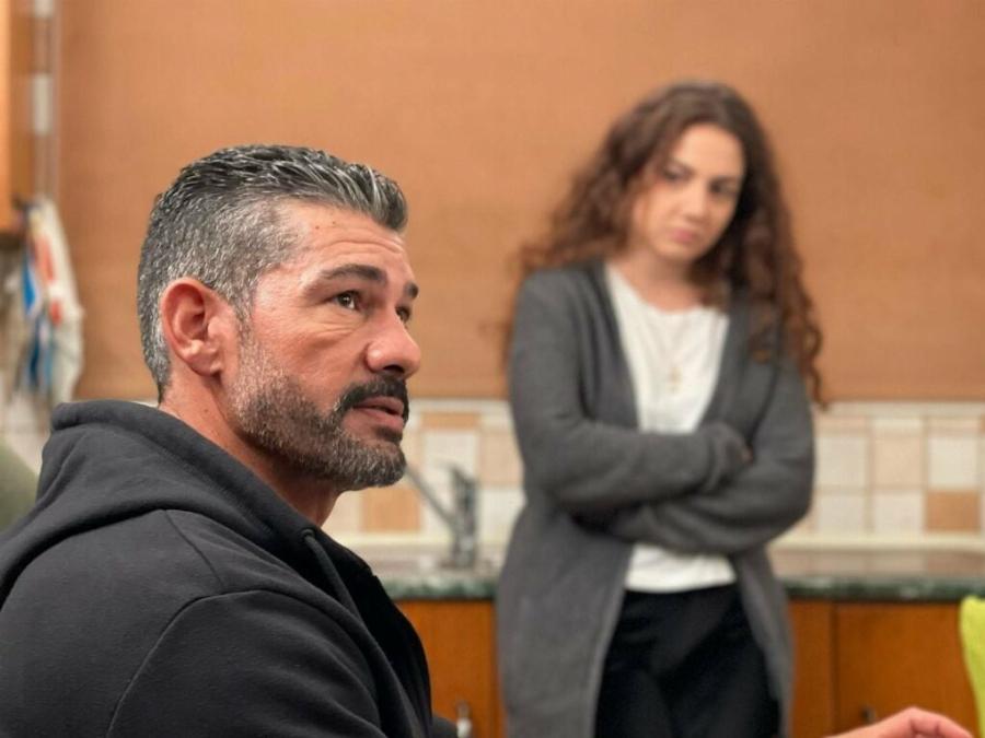 Ποιος υποδύεται τον Αποστόλη Καλογεράκο στη Γη της Ελιάς: Η ηλικία, η κούκλα σύζυγος και τα δύο παιδιά