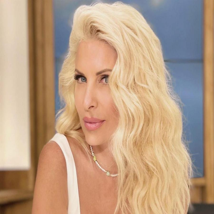 Ελένη Μενεγάκη: Τα παιδικά χρόνια, οι τρεις γάμοι, τα πρώτα βήματα στην καριέρα της, η αμύθητη περιουσία και τα αμέτρητα ακίνητα