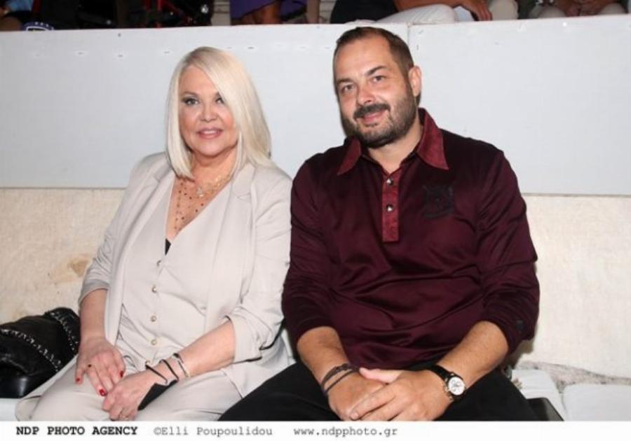 Έκλεψε όλα τα βλέμματα: Η Ρούλα Κορομηλά στα 65 της ανανεωμένη σε μια σπάνια εμφάνιση στο Ηρώδειο