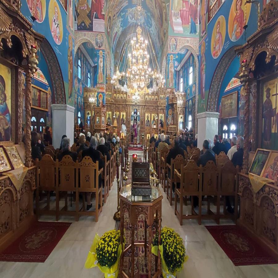 Κοσμοσυρροή στην Κοζάνη: Δεκάδες πιστοί προσκυνούν το υπόδημα του Αγίου Σπυρίδωνα