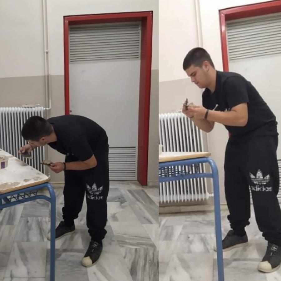 Viral βίντεο με τον μαθητή στο ΕΠΑΛ Τυρνάβου: Επισκευάζει θρανία στα κενά μεταξύ των μαθημάτων του