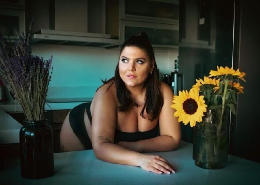 Προκαλεί λιποθυμίες στους άντρες: Η Δάναη Μπάρκα ποζάρει με μαύρα εσώρουχα και δεν της αντιστέκεται κανείς