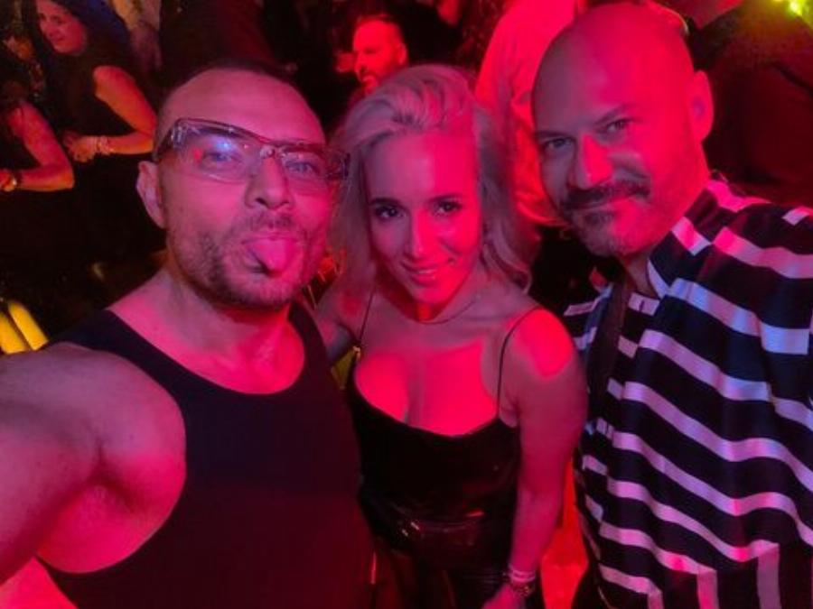 Κατάξανθη, σαν σταρ του Χόλιγουντ: Ξετρέλανε τους πάντες η Καλομοίρα με την νέα θεαματική αλλαγή στην εμφάνιση της