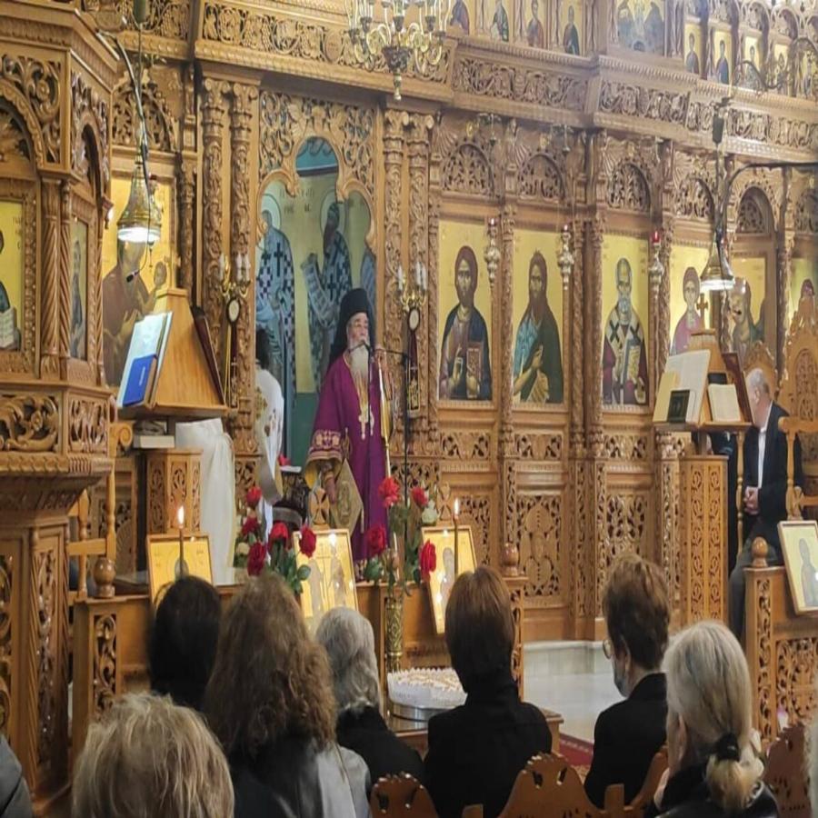 Κοσμοσυρροή στην Κοζάνη: Δεκάδες πιστοί προσκυνούν το υπόδημα του Αγίου Σπυρίδωνα