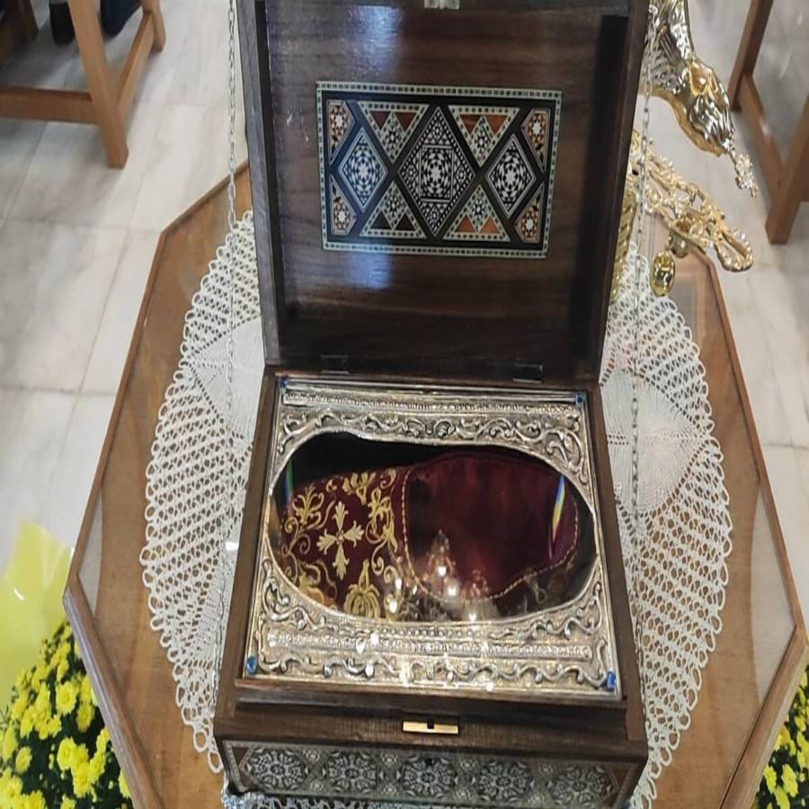 Κοσμοσυρροή στην Κοζάνη: Δεκάδες πιστοί προσκυνούν το υπόδημα του Αγίου Σπυρίδωνα