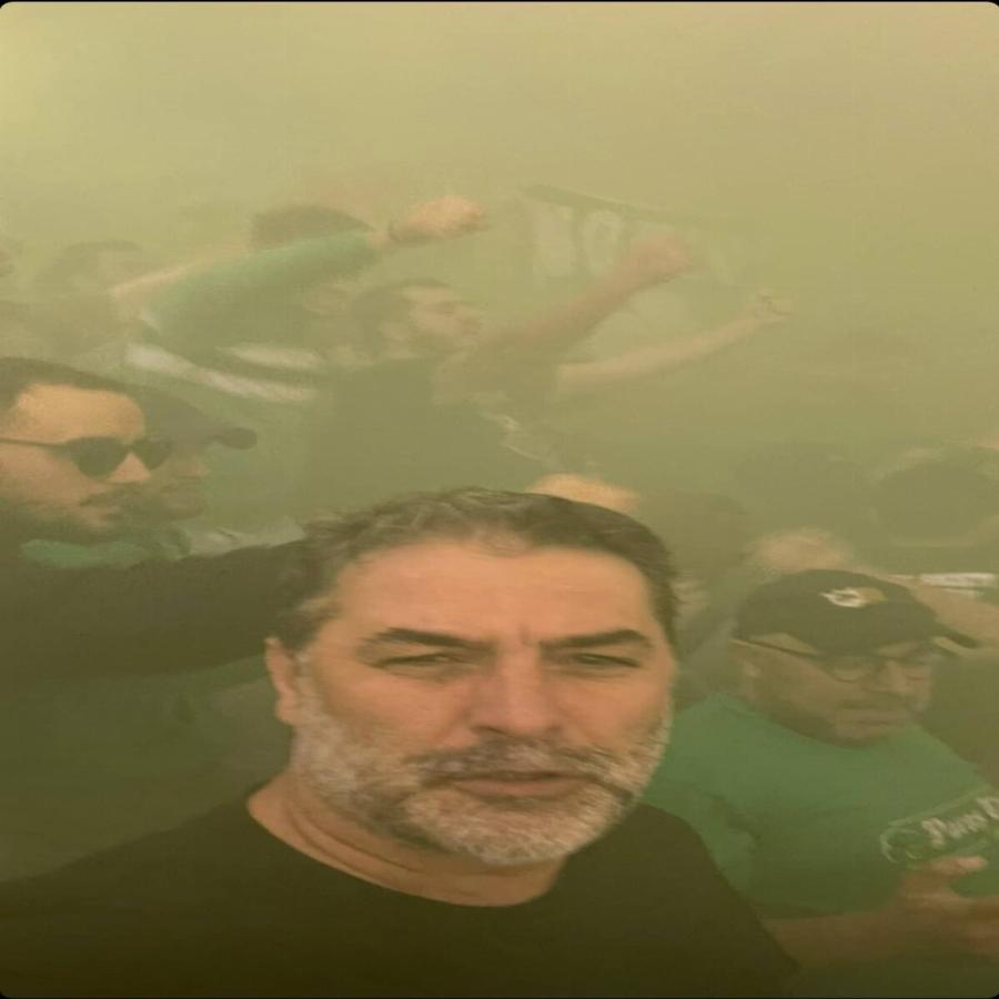 Άντρας παλαιάς κοπής: O Βασίλης Μπισμπίκης με κουτάκι μπύρας στο χέρι και τσιγάρο σε ποδοσφαιρικό αγώνα