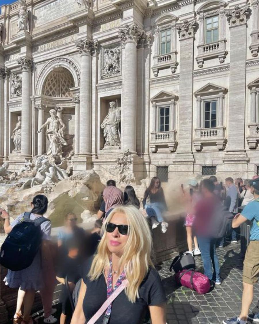 Με casual ντύσιμο απλή και λιτή: Στην Ρώμη η Ελένη Μενεγάκη ανάμεσα στο κόσμο σαν απλός άνθρωπος