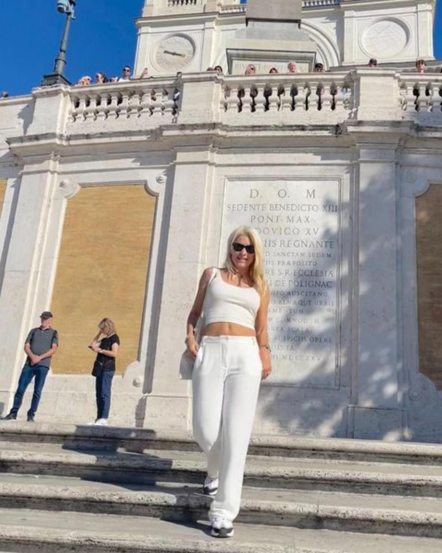 Με casual ντύσιμο απλή και λιτή: Στην Ρώμη η Ελένη Μενεγάκη ανάμεσα στο κόσμο σαν απλός άνθρωπος